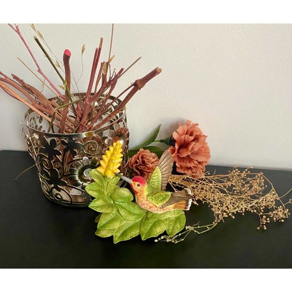 Allen's Bronson Collection, Hummingbird with Aphelandra Flower, looks so natural - Picture 12 of 16